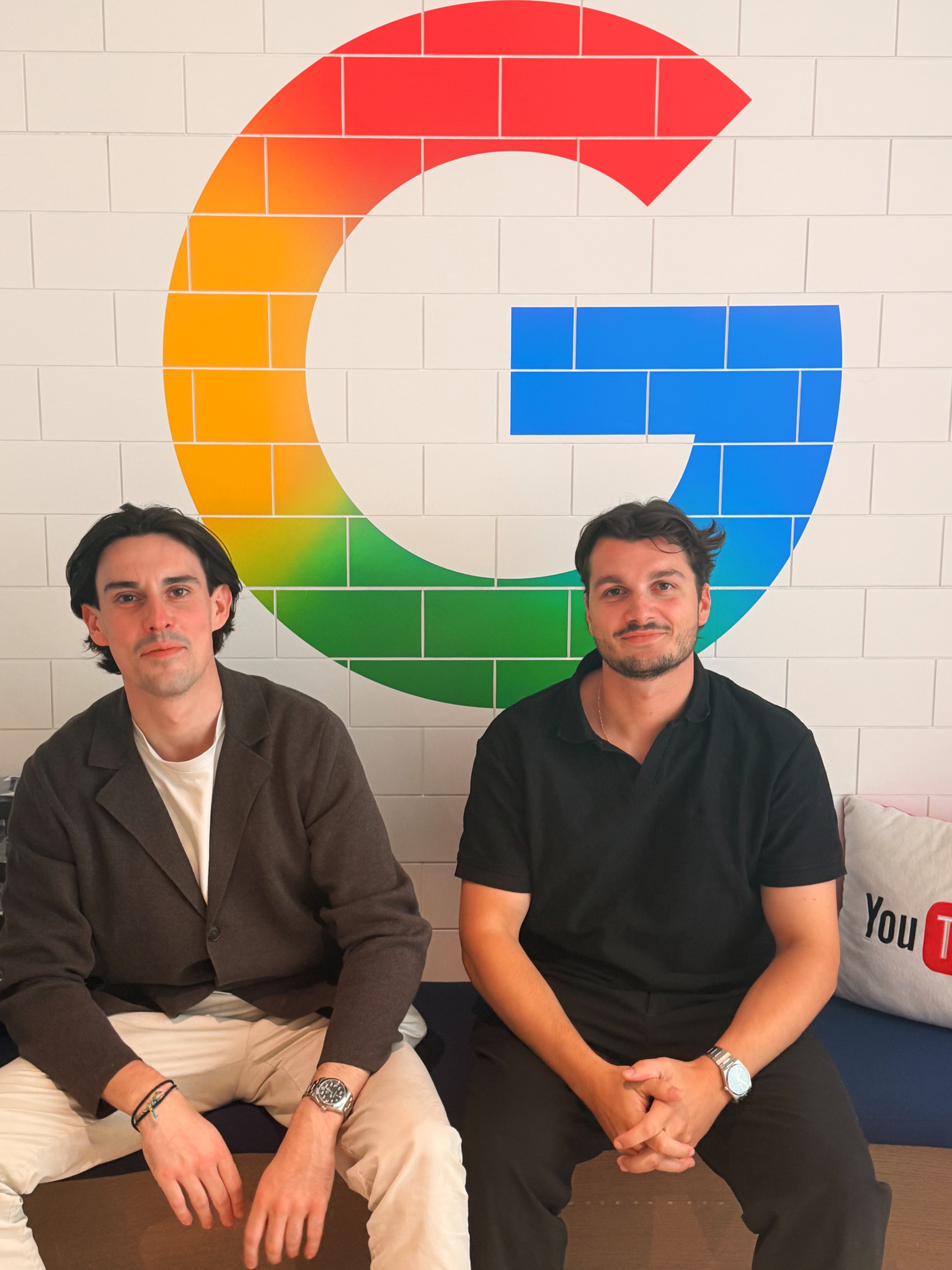 Jules Bouilhol et Kentin Grivot, cofondateurs de MonMandat, dans les locaux de Google